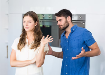 Ilustrasi seorang pria sedang melakukan mansplaining ke wanita. (Freepik)