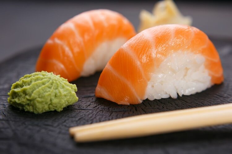 Bumbu wasabi yang disajikan dengan sushi nigiri. (japanesefoodguide.com)