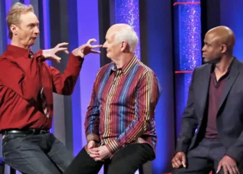 Wayne Brady, Ryan Stiles, dan Colin Mochrie dalam Whose Line Is It Anyway? (distractify.com)