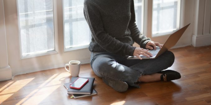 woman-in-gray-sweat-shirt-sitting-beside-window-3759080 Ilustrasi seseorang yang sedang bekerja dari rumah.