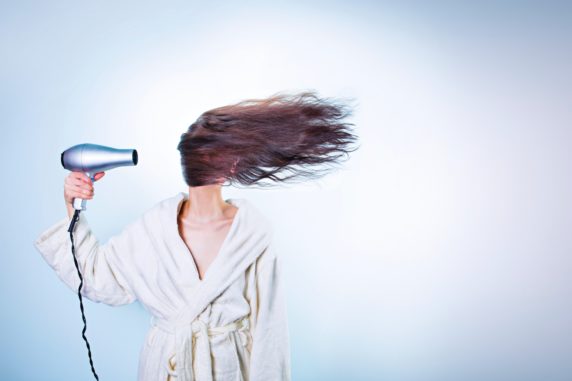 woman-morning-bathrobe-bathroom-4614 Mengatur jadwal keramas dengan tepat.