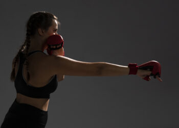 Ilustrasi seseorang melakukan latihan Muay Thai. (freepik.com)