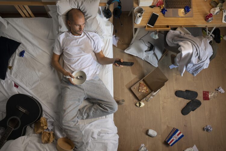 Ilustrasi lelaki di atas kasur sedang bed rotting.