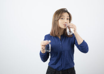 Ilustrasi seseorang yang terlalu banyak minum air putih. (freepik/azerbaijan_stockers)